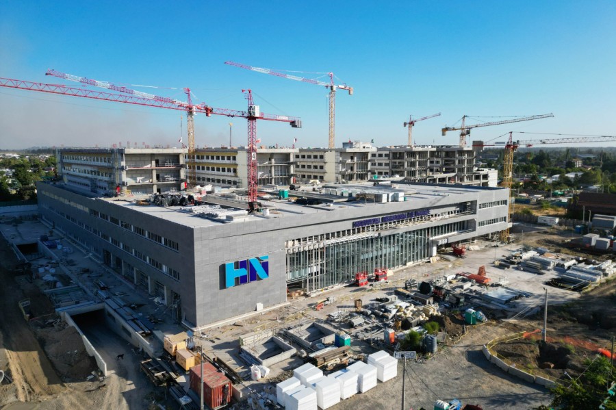 The seven-story Ñuble Regional Hospital has 1.4 million ft2 of floor space for 530 beds, 14 wards, five delivery rooms, and an Outpatient Care Center.