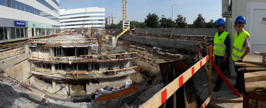 The Green Heart complex comprises five office buildings (46,000 m2) and three underground levels of parking for 900 cars
