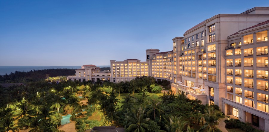 Located at the western end of the city, the Haikou Shangri-La Hotel features 318 rooms, three restaurants and bars, as well as indoor and outdoor swimming pools