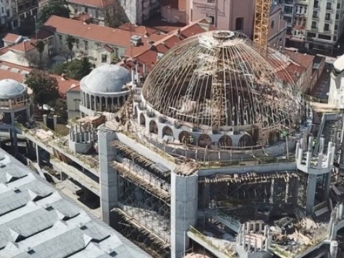The mosque’s 1,500 m2 (16,000-square-feet) footprint accommodates about 2,600 worshippers and also features areas for retail shopping, an exhibition hall and conference center.
