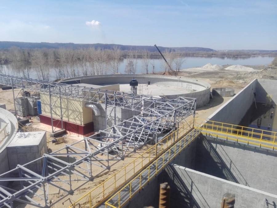 The new wastewater treatment facility allows the Mari Pulp and Paper Mill to meet stringent regulations on discharge of pollutants into the Volga River (in the distance).