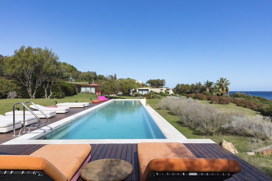 All below-grade concrete elements exposed to Sardinia’s marine environment – including the 20-m infinity pool – were treated with the Penetron System