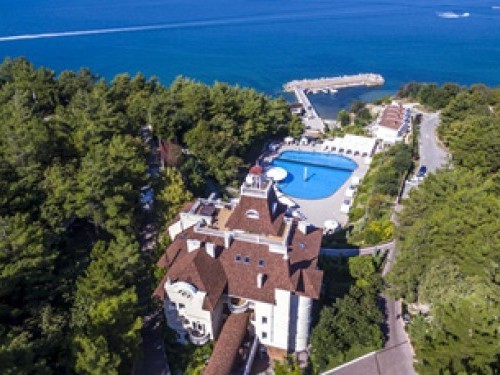 With 10 luxury guest rooms, a dozen cottages, a sauna, wine cellar, swimming pools, and tennis courts, the Sea Club chose Penetron technology as a waterproofing solution.