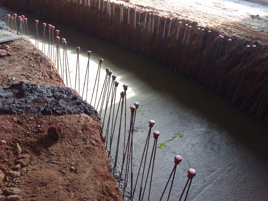 The green tracer on the base slab of this Tauá Aquapark water channel (with reinforcement bars for the walls yet to be cast) shows that PENETRON ADMIX was used