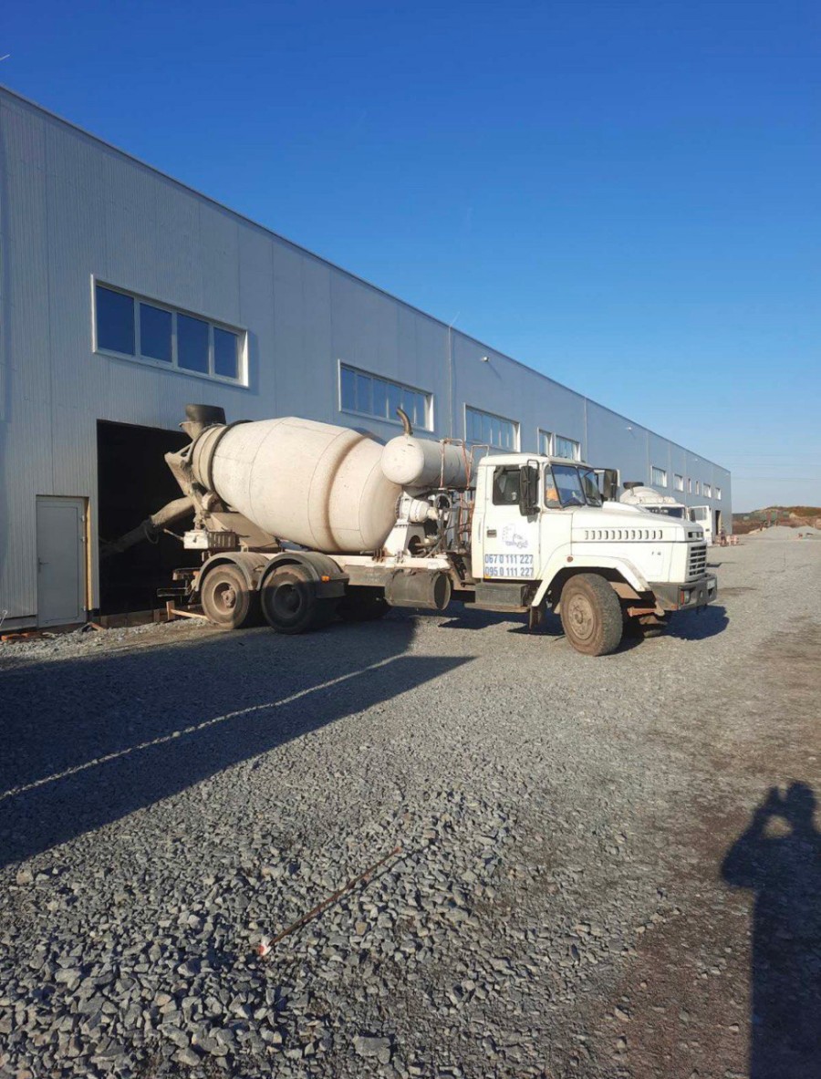 The concrete poured for the Toyota dealer’s 33,000 ft2 foundation slab was treated with PENETRON ADMIX, a crystalline waterproofing admixture.