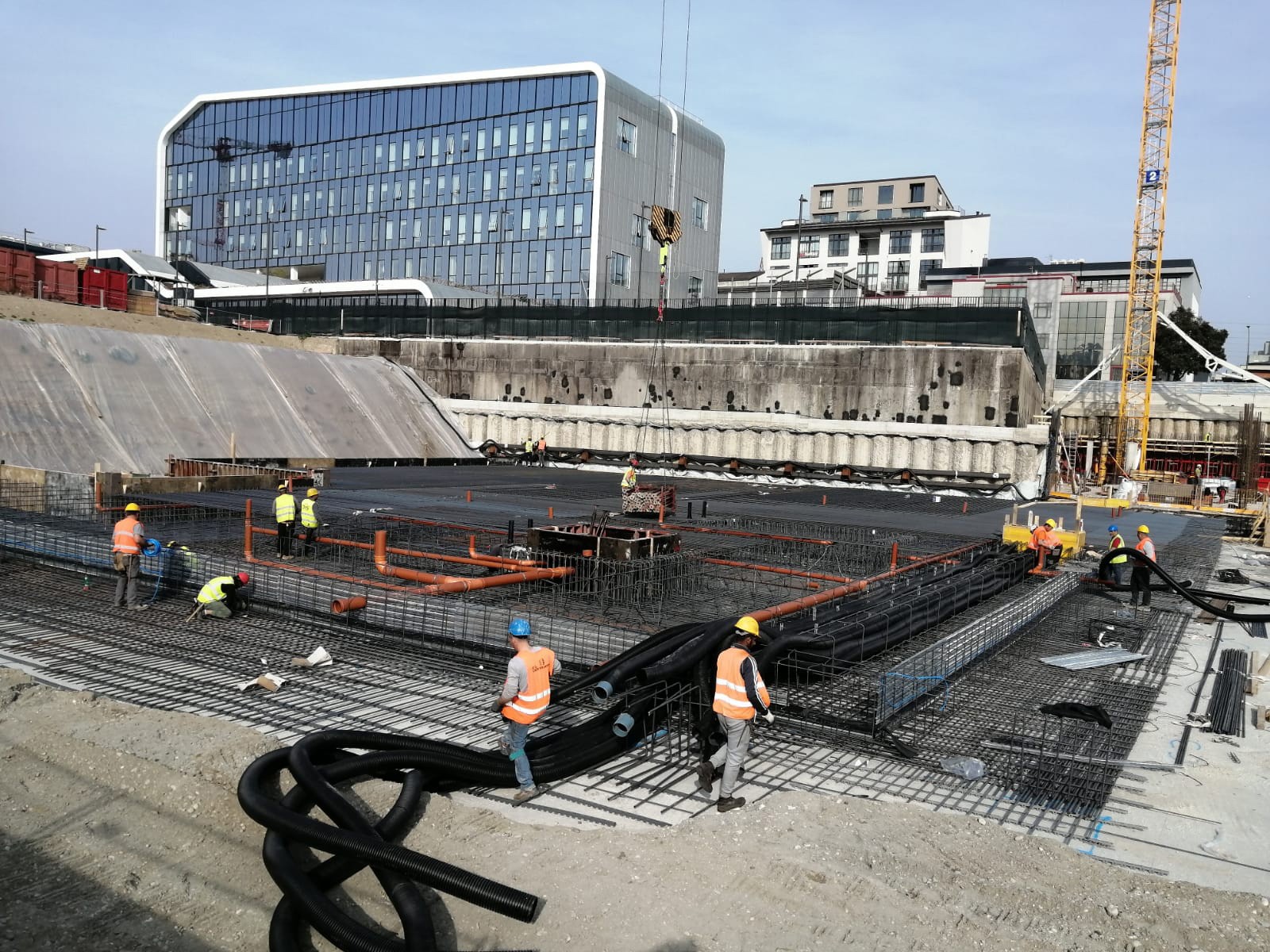 Penetron Italy worked with CMB CARPI, the general contractor, to ensure an optimal concrete mix for the foundation slabs, retaining walls, and elevator pits.