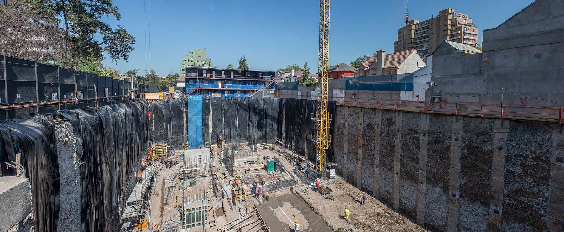 With 16 above-ground floors and four below-grade floors for the parking garage, the Edificio Pedro de Valdivia 2765 counted on PENETRON ADMIX for a durable concrete foundation.