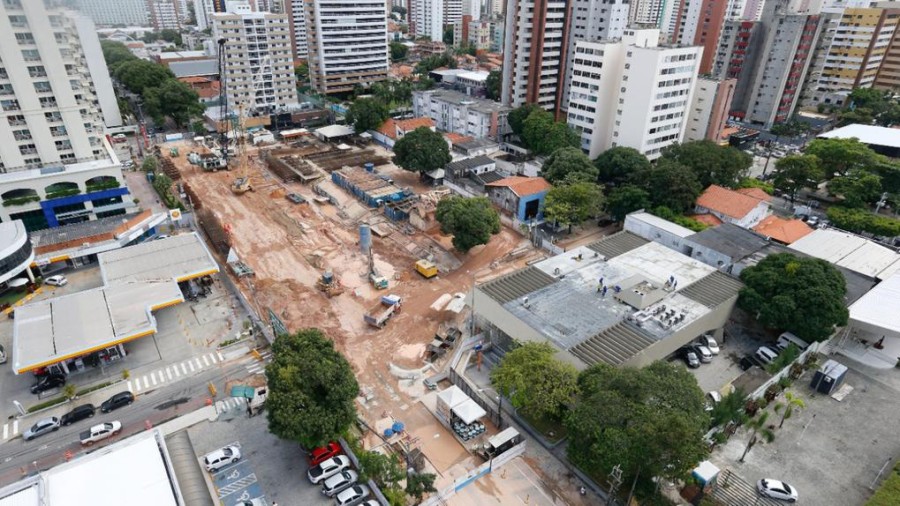 The new Fortaleza Metro East Line (Linha Leste) is 7.3 km (4½ miles) long and has five stations, one aboveground (Tirol-Moura Brasil) and four underground.
