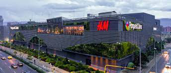 The Parque Arauco Kennedy Mall added a 10,000-m2 (110,000-ft2) anchor store, a 14-story tower, a five-star Hilton Hotel, and convention center.