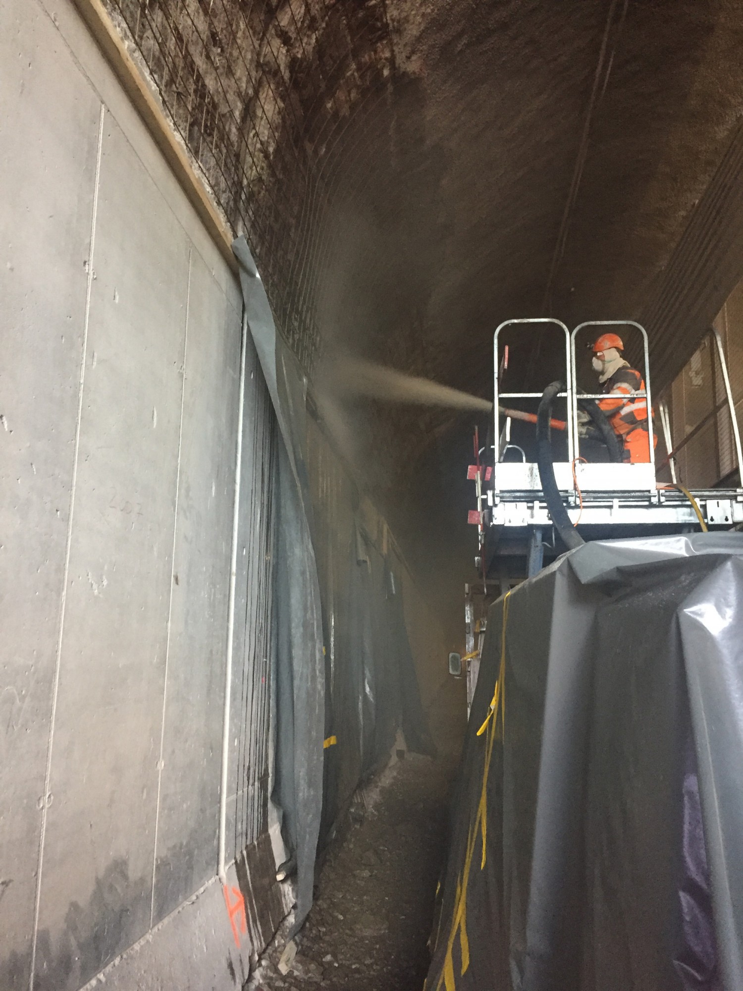 Adding PENETRON ADMIX to the shotcrete for the Paradiso Tunnel enables the concrete matrix to seal cracks up to 0.5 mm, without effecting any other concrete properties.
