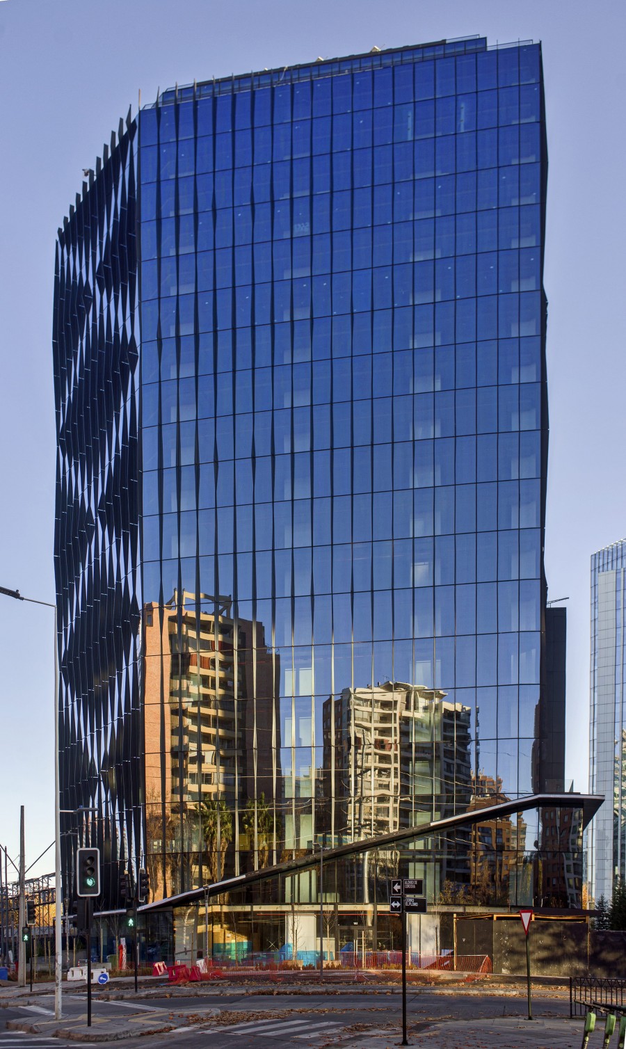 The US$42 million Sencorp-SURA office complex combines two adjacent towers (20-floors and 11-floors) with a ground level plaza and a 6-floor underground parking garage.