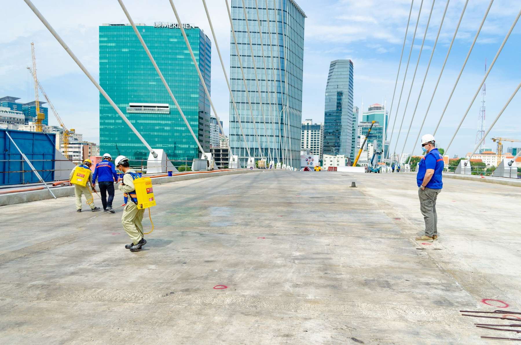 PENESEAL PRO was applied to over 22,000 m2 of the Thủ Thiêm Bridge deck, where the Penetron Vietnam technical support team provided on-site support.