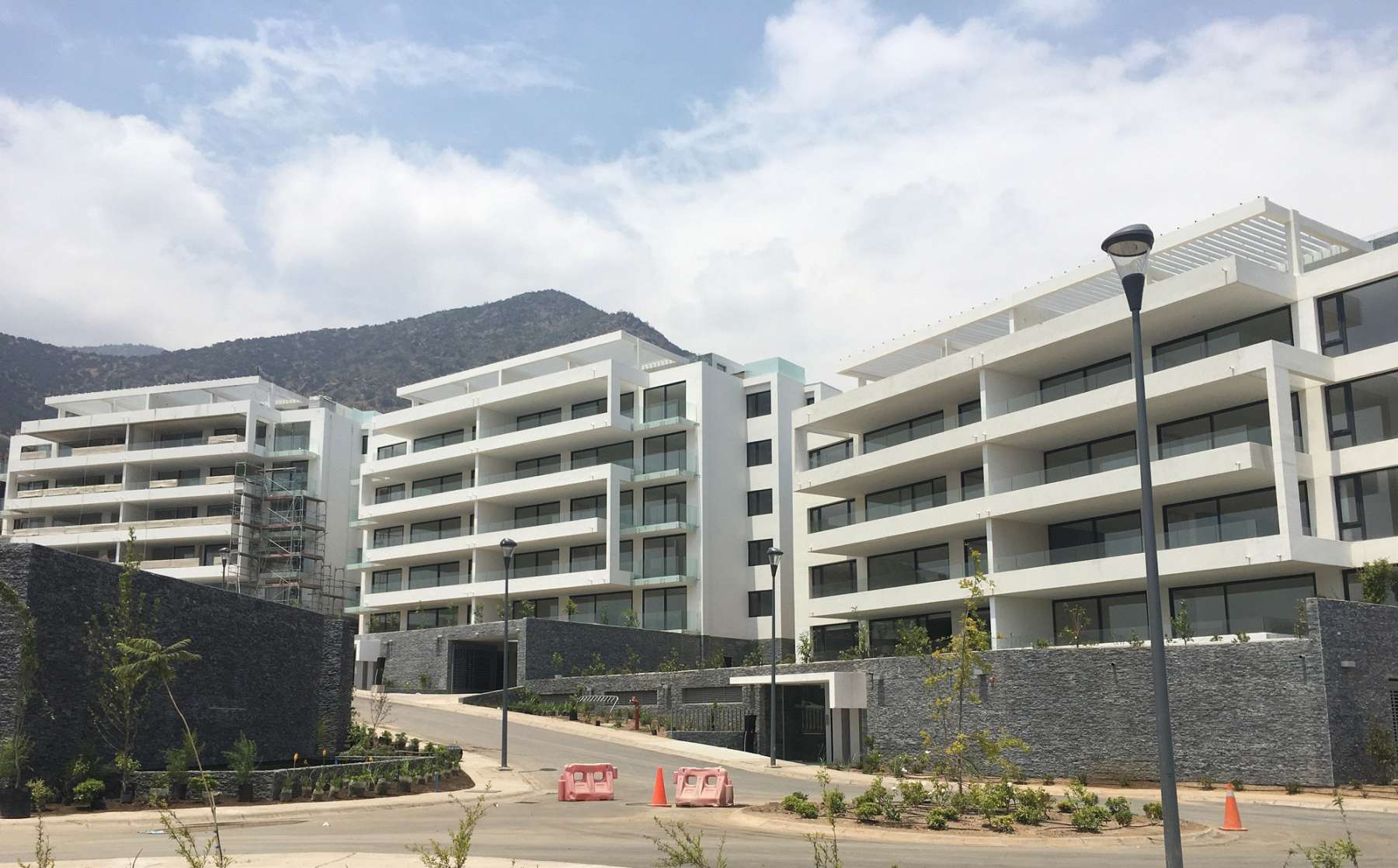 The Terralta Guay Guay Condominiums on the outskirts of Santiago needed a robust concrete waterproofing solution for the site’s high water table. Penetron had the answer.