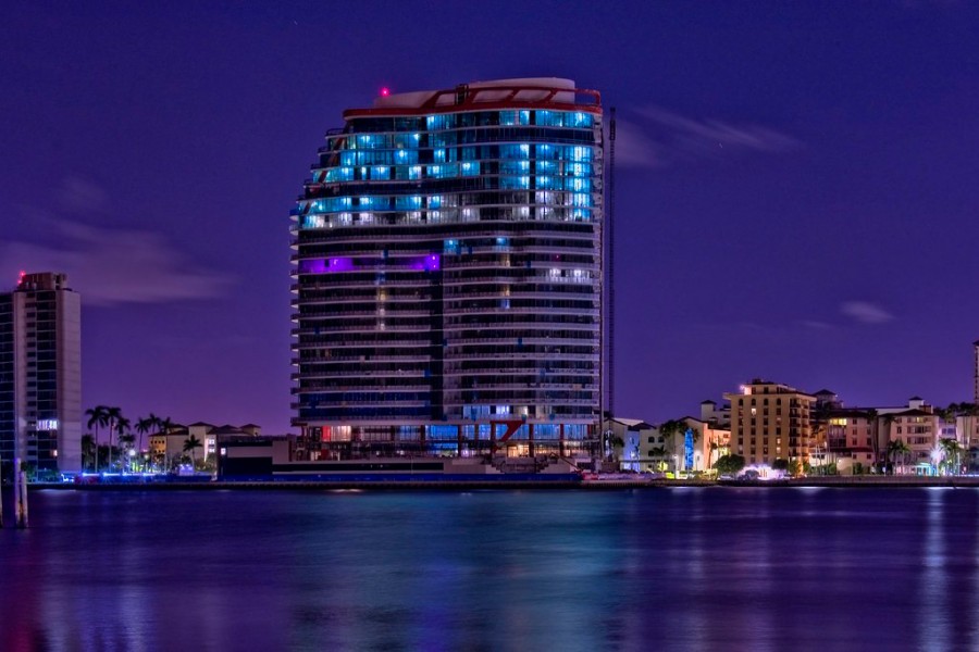 The 25-floor Bristol Tower is home to 67 high-end condos and 12 guest suites (with floor-to-ceiling glass), all situated above two parking levels and the amenity area