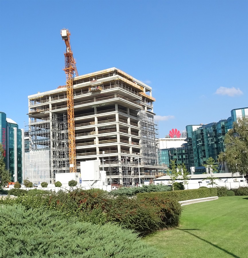 The $50-million, 11-floor Delta Real Estate building features 11,514m2 of office space and parking for 188 cars.