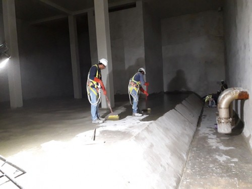 After an initial treatment with PENEPLUG and PENECRETE MORTAR, PENETRON was applied as a slurry to the surface of the previously leaky water tank at the Emirates Steel factory.