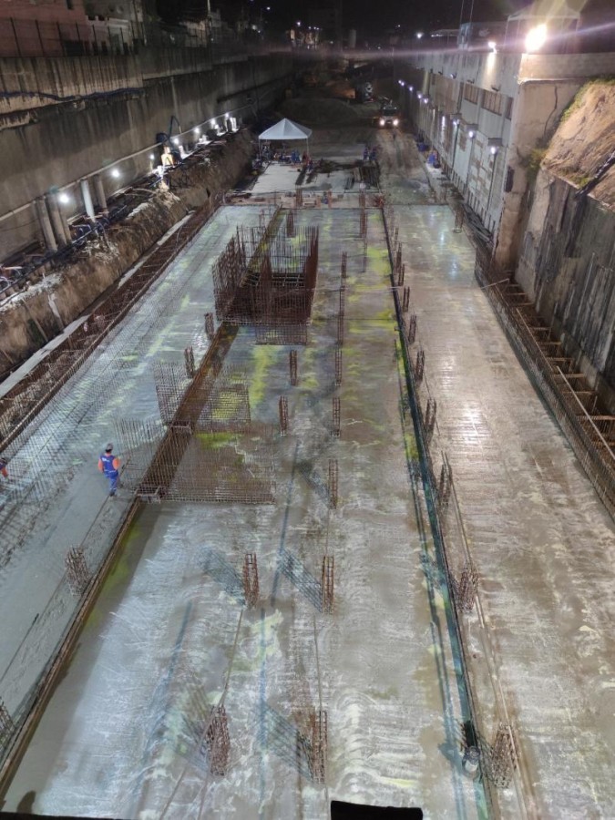 The cast in-situ concrete for the foundation slab, retaining walls and roof of the twin tunnels at the Chico da Silva station are now impermeable to groundwater.