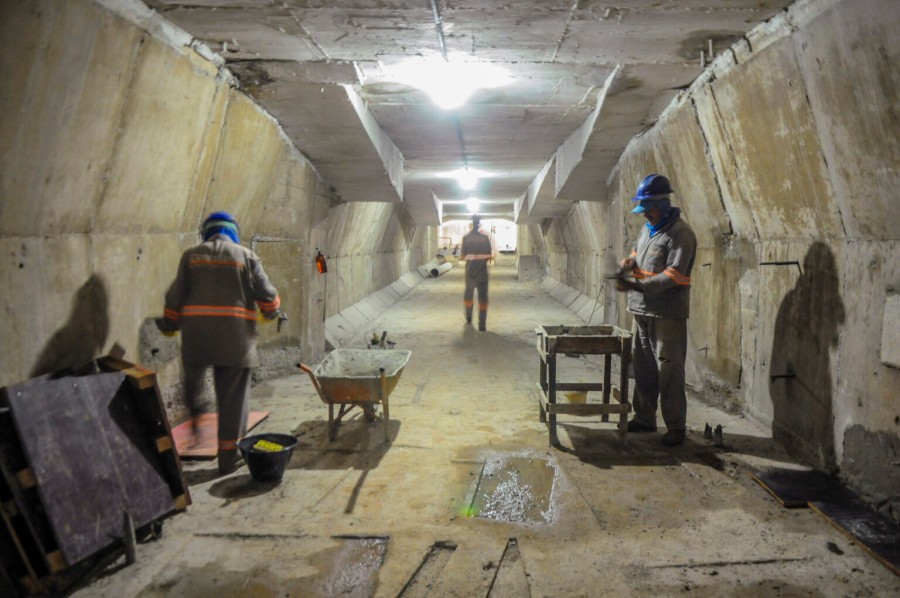 Inside the bridge’s concrete caissons the cracks, leaks, and voids in the deteriorated concrete are repaired and waterproofed to ensure a durable structure.
