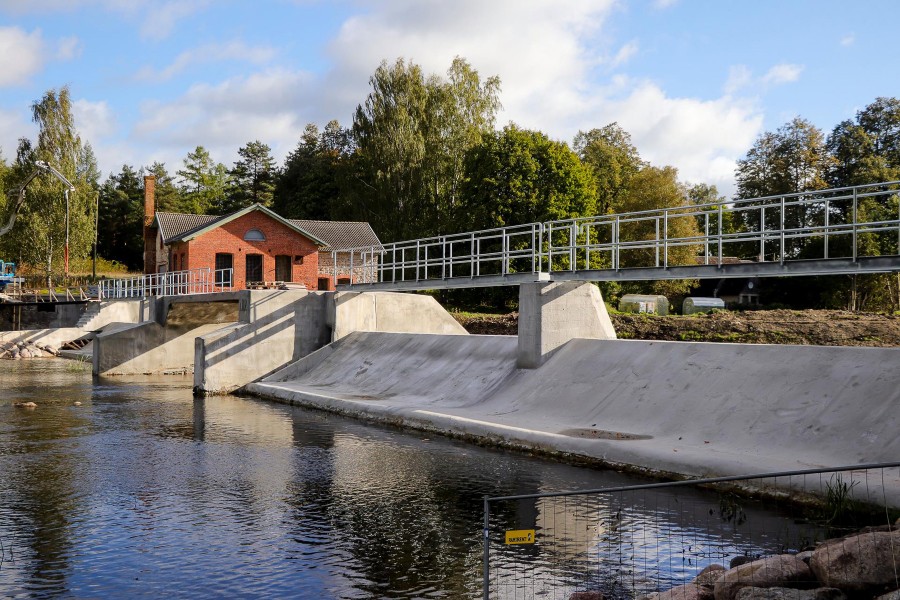 The downstream view of the now-repaired Pärnu River dam and adjacent building presents a totally different picture – thanks to Penetron crystalline technology.