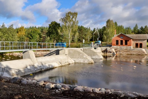 Work on the repaired – and now completely waterproof – Pärnu River dam is complete. The renovated historical building is seen in the background, also looking like new.