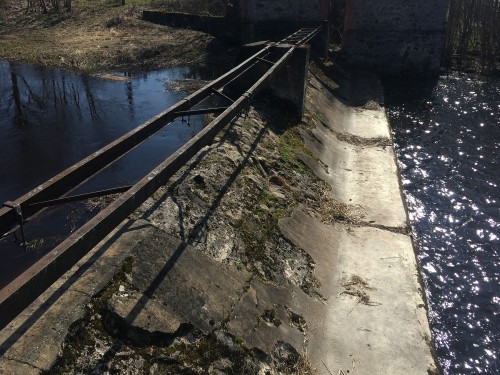 A close-up of the lip of the Pärnu River dam shows concrete deterioration from constant exposure to moisture. Finding a reliable waterproofing solution was a priority.