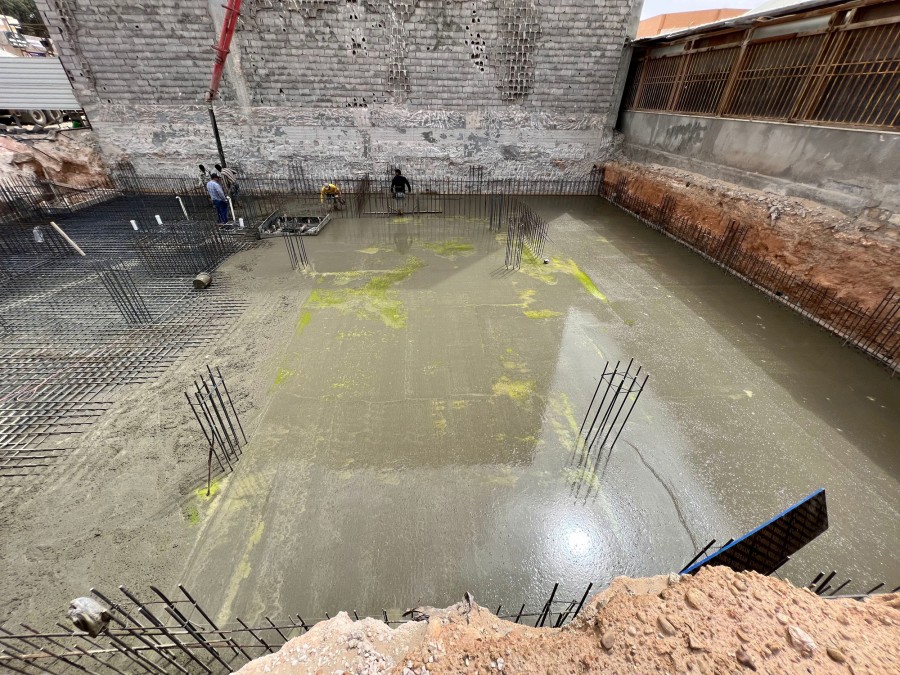 The green tracer visible in the bleed water during concrete placement and finishing provides visible proof that PENETRON ADMIX is truly in the mix.