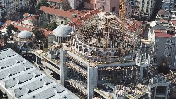 The mosque’s 1,500 m2 (16,000-square-feet) footprint accommodates about 2,600 worshippers and also features areas for retail shopping, an exhibition hall and conference center.