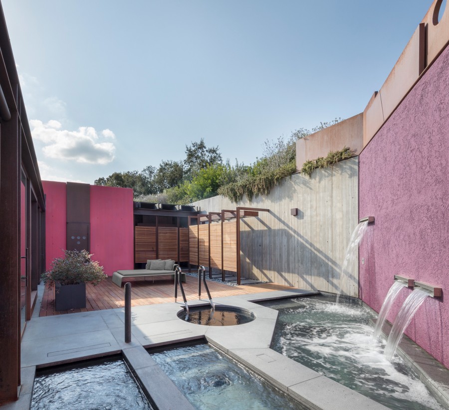 The walls built into the Sardinian hills and the many pools and hot tubs of the villas made a reliable waterproofing solution a key part of the villa renovations