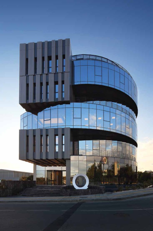 The distinctive reflective glass façade envelops 3,300 m2 of office space on six floors, along with a rooftop garden, and 88 covered parking spaces.