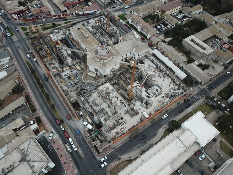 Over the underground garage, the La Serena Hospital expansion has surgery rooms, a maternity ward, dialysis stations, an oncology unit, a clinical lab and an MRI unit